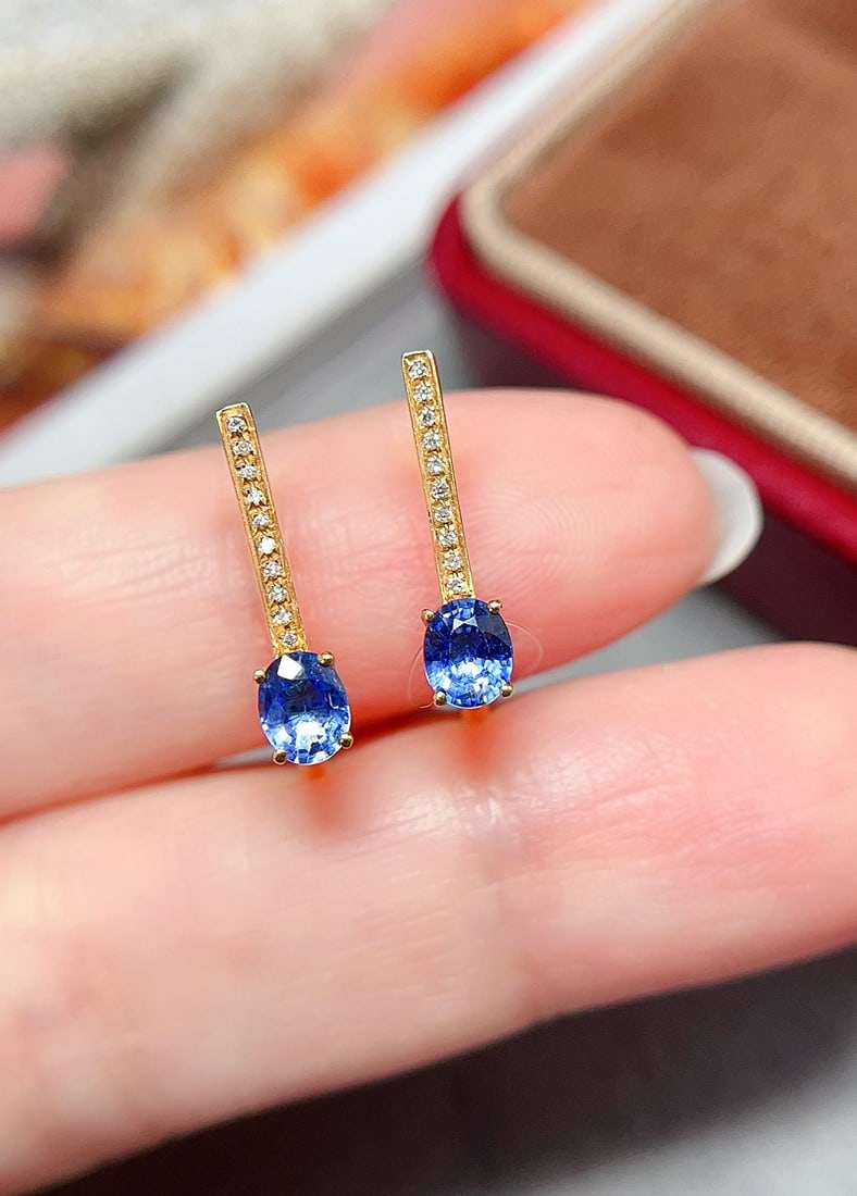 18K Gold Sapphire Earrings: 18K Gold Sapphire Stud Earrings, Glass Body, Cornflower Blue, Beautiful Color and Transparency, Elegant and Simple, Main Stone Approx. 0.8 Carat, 20 Diamonds, Weight 1.39 Grams 1.International Freight