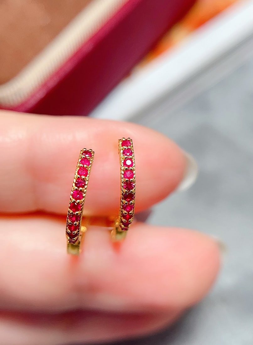 18K Gold Ruby Earrings: 18k Gold Ruby Stud Earrings, Pigeon Blood Red, Simple Design, Versatile and Charming, Main Stone Approximately 0.2 Carats, Weight 1.13 grams 1.International Freight: Foreign shipping charges are deter