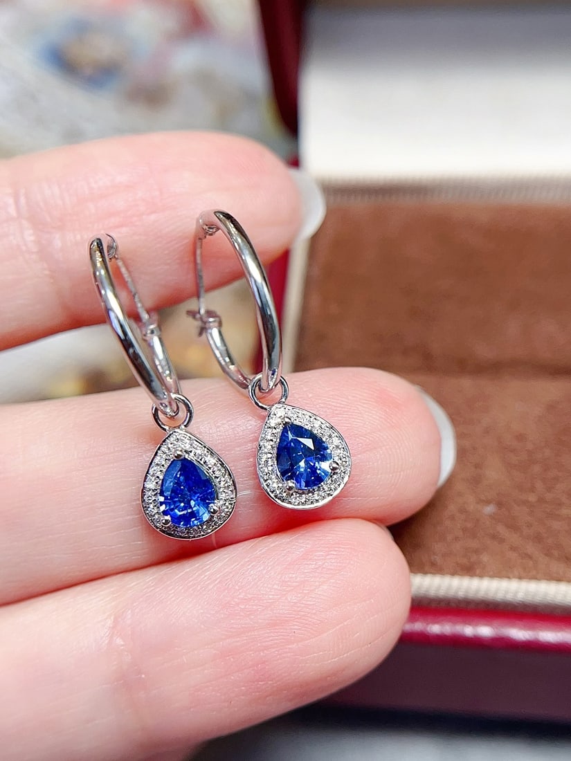 18K Gold Sapphire Earrings: 18K Gold Blue Sapphire Earrings, Glass Body, Cornflower, Elegant and Agile, Detachable, Main Stone Approximately 0.9 Carats, 40 Diamonds, Weight 1.71 Grams 1.International Freight: Foreign shipping ch