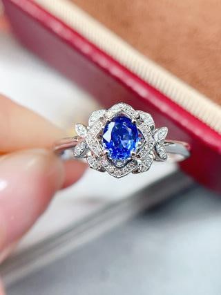 18K Gold Sapphire Ring: 18k gold sapphire ring with a glass body, cornflower blue, dazzling fire, elegant feminine charm, main stone approximately 0.5 carats, 36 diamonds, weighs 1.74 grams 1.International Freight: Foreign s