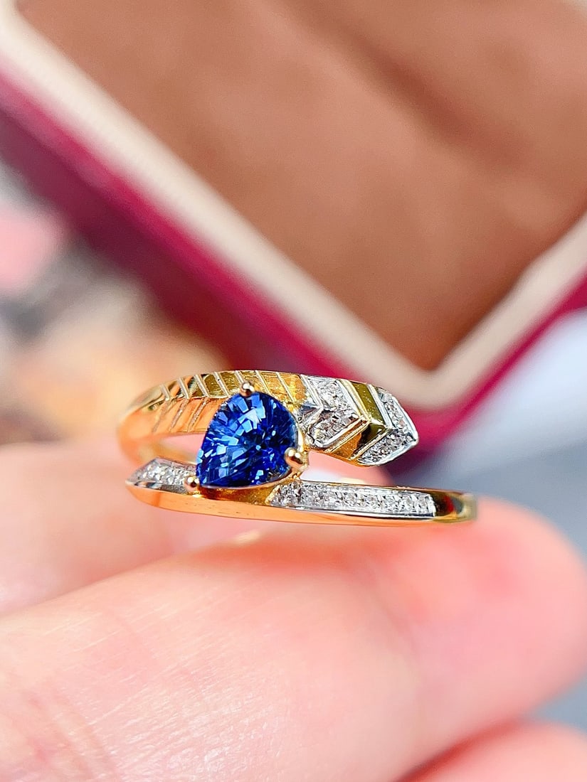 18K Gold Sapphire Ring (1 of 5)