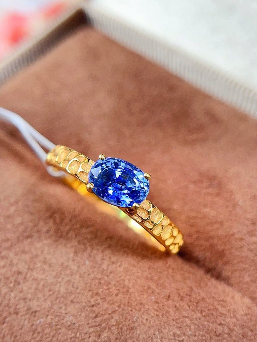 18K Gold Sapphire Ring: 18K gold sapphire ring, bright cornflower blue, beautiful color and clarity, plain gold, hammer texture ring arm, fashionable and versatile, main stone about 1 carat, weight 1.81 grams 1.International