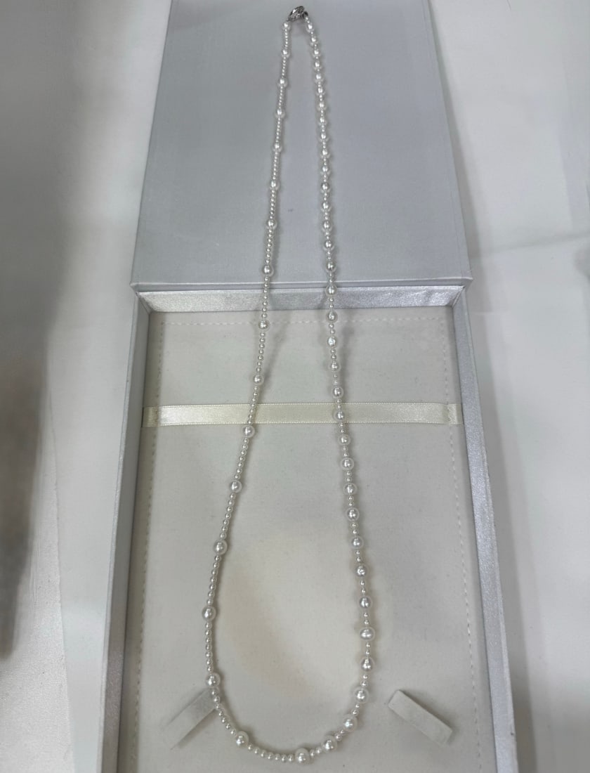 Pearl Sweater Chain: 2.5-3/6-7 Near-round strong light with minor flaws, beautiful lusterLength 82cm 1.International Freight: Foreign shipping charges are determined by destination. 2.Photos, descriptions and valuations h