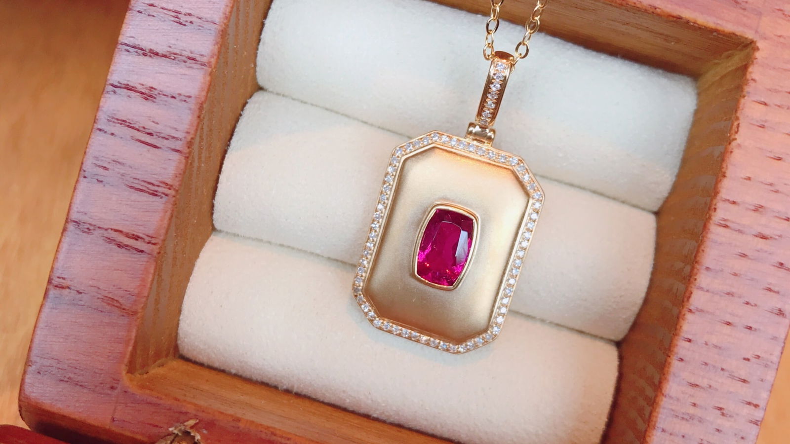 18K Natural Tourmaline Pendant: 18K Natural Tourmaline Rubellite PendantStylish design, versatile and elegantTotal weight 1.87g, gem weight 0.6ct, 69 diamonds 1.International Freight: Foreign shipping charges are determined by desti