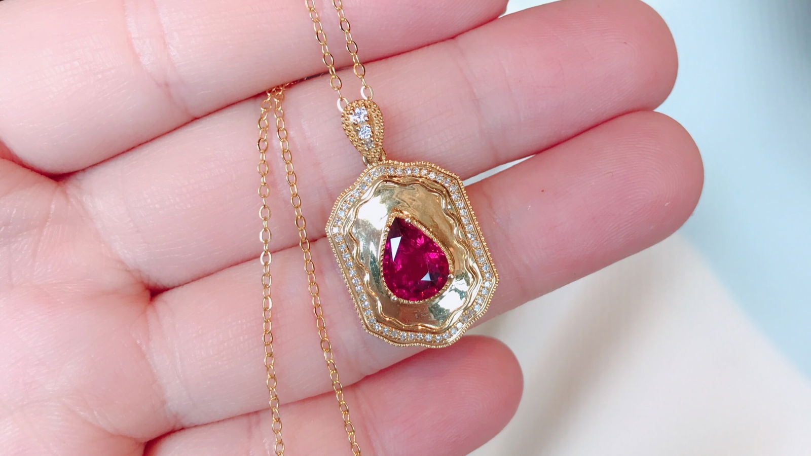 18K Natural Tourmaline Pendant: 18K Natural Tourmaline Rubellite PendantStylish and versatile, showcasing eleganceTotal weight 2.46g, stone weight 1.3ctDiamonds 0.179ct, White Sapphires 0.024ct 1.International Freight: Foreign shipp
