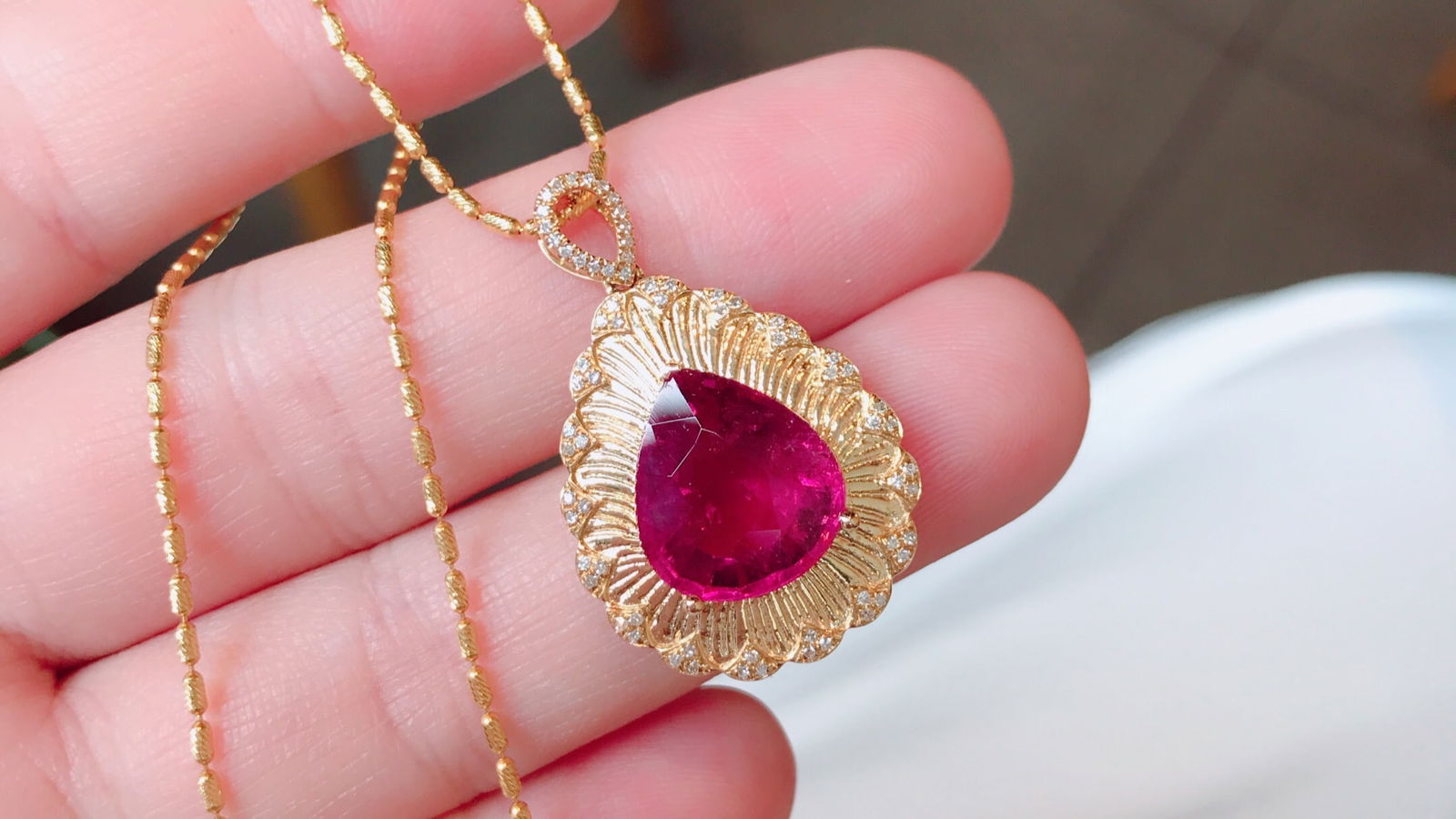 18K Gold Tourmaline Pendant: 18K Gold Luliang Bixi PendantRich and vibrant color, full and roundTotal weight 4.25g, stone weight 5.84ct, 69 diamonds 1.International Freight: Foreign shipping charges are determined by destination.