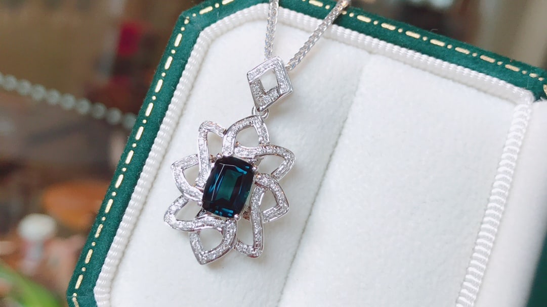 18K Gold Tourmaline Pendant: 18K Gold Bixi Pendant Overall Dimensions: 16.7x29.5x6.8mm Total Weight 2.58g, Stone Weight 1.34ct, 80 Diamonds 1.International Freight: Foreign shipping charges are determined by destination. 2.Photos