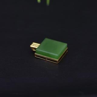 18K Gold Hetian Jade Pendant: 18K Gold Hetian Jade Pendant 18K gold Hetian jade pendant ~ Jade surface size: 12x12mm square, beautiful color, watery and fine texture, fashionable and versatile style 1.International Freight: