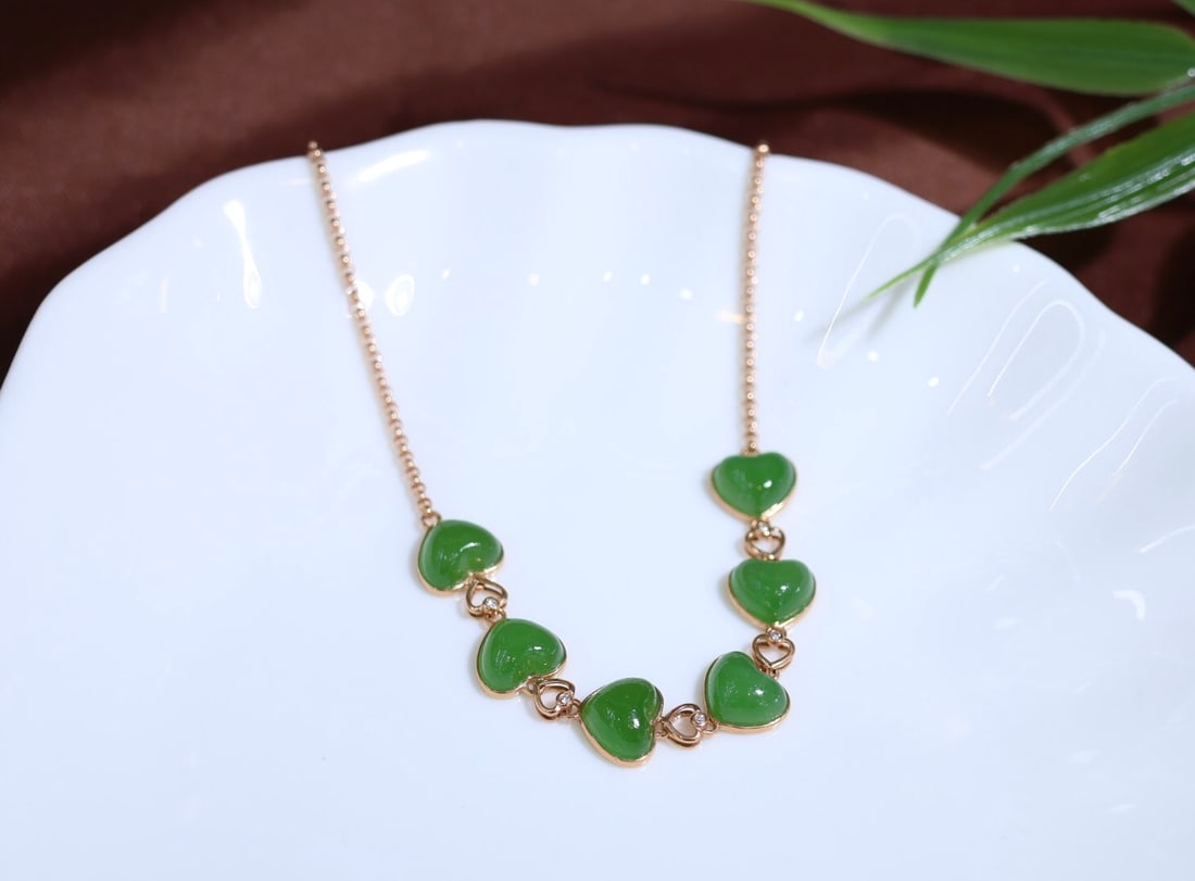 18K Rose Gold Inlaid Jade Bracelet: 18K Rose Gold Exquisite Inlay of Jadeite Bracelet with Diamonds ? Jade surface size: 8mm heart shape ? The jade is clean and fine with beautiful color and exquisite design 1.International Freight: