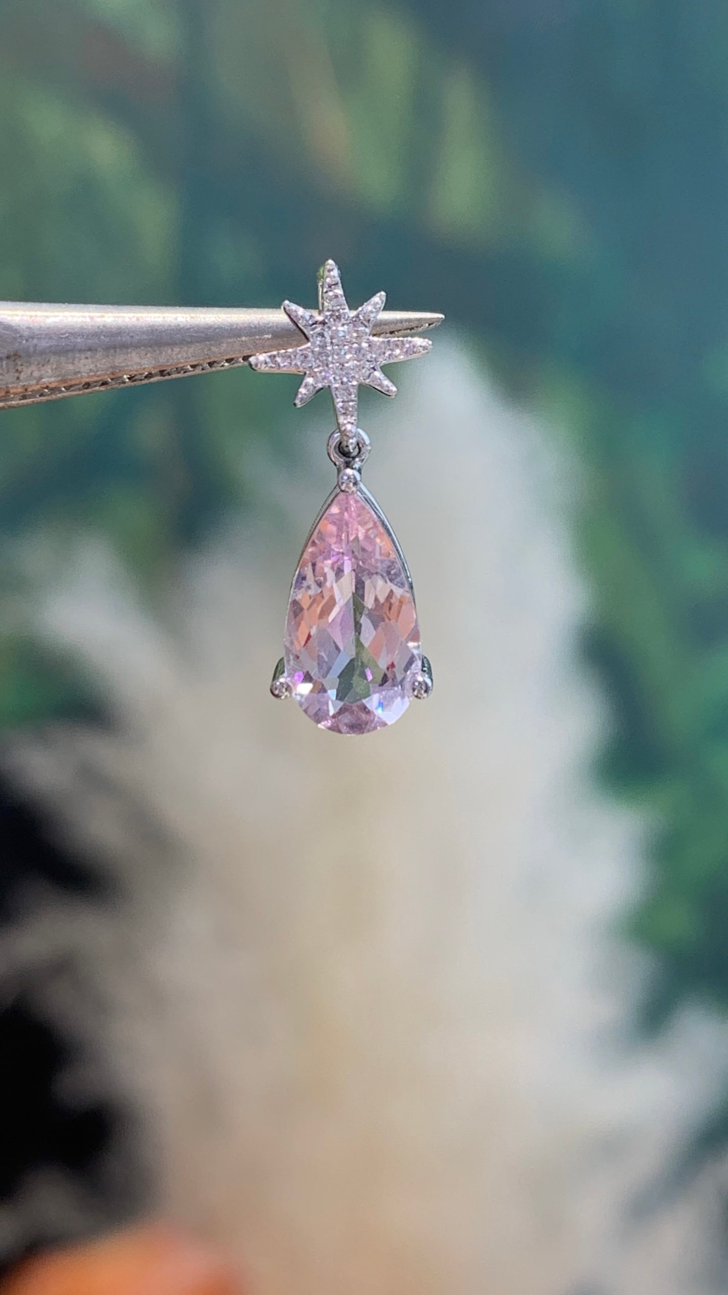 18K Rose Gold Morganite Pendant: 18K Gold Morganite Pendant with 1.50ct main stoneThe soft pink hue of the Morganite exudes a tender romance, a secret sentiment hidden around the neck. 1.International Freight: Foreign shipping charge
