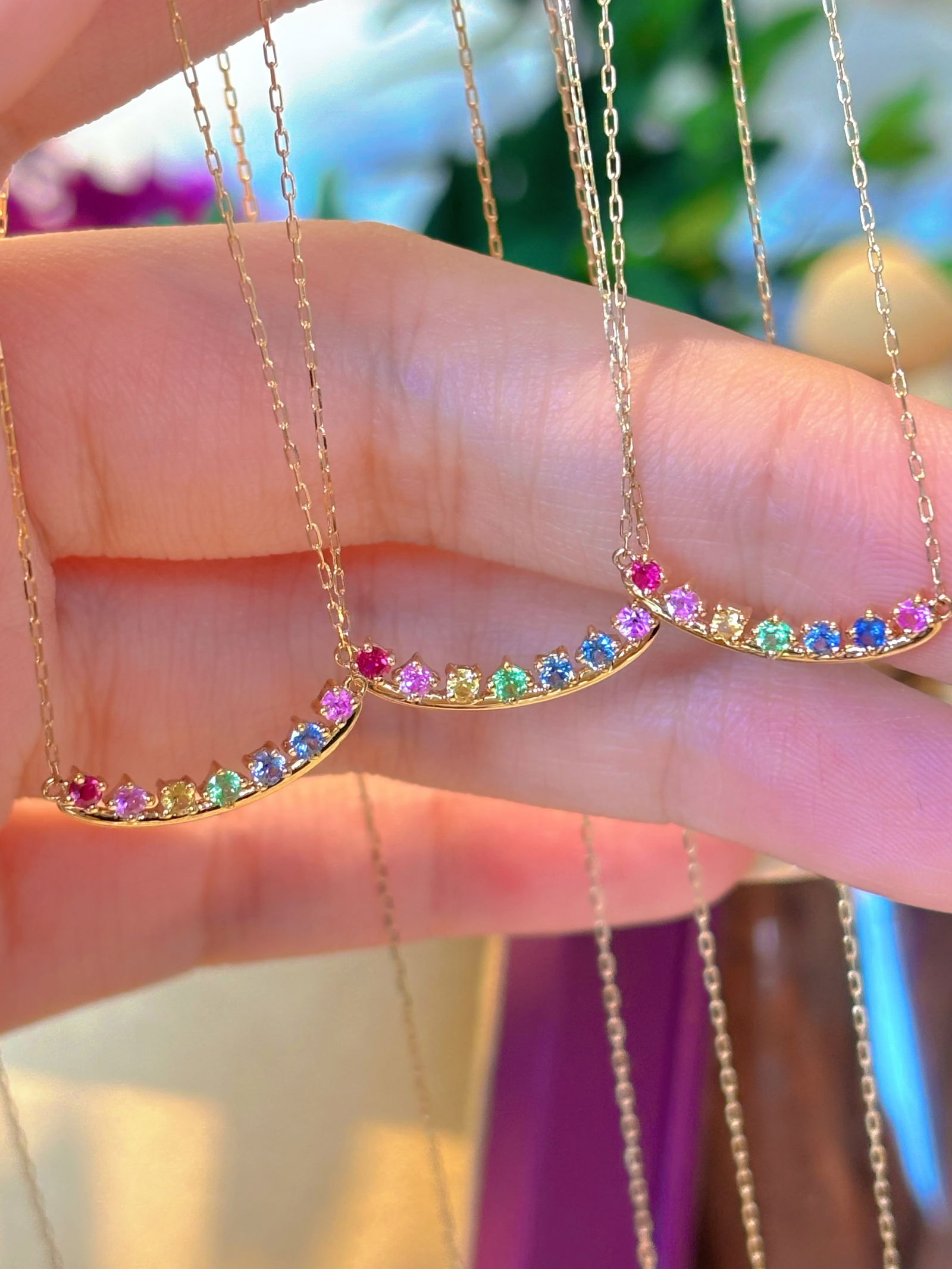 18K Gold Rainbow Sapphire Necklace: 18K Gold Rainbow Sapphire Necklace, an exquisite piece with rainbow sapphires, smiling necklace. The purest clarity, good fortune begins with 18K gold setting. 1.International Freight: Foreign shippin