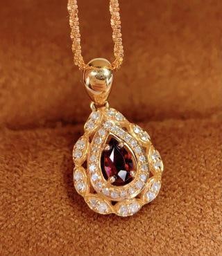 18K Gold Ruby Pendant: 18K Gold Ruby Pendant Total Weight: 1.18 grams 00014653Main Stone: 0.3 caratsDiamonds: 39 pieces 1.International Freight: Foreign shipping charges are determined by destination. 2.Photos, descriptions