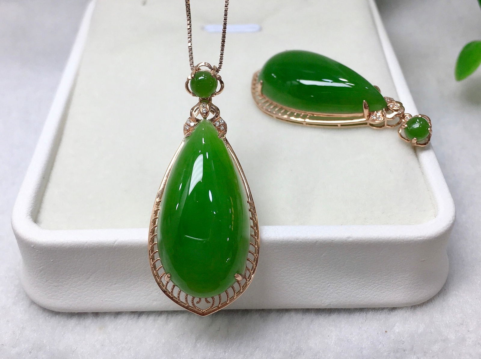18K Gold Pendant with Diamonds and Hetian Jade (1 of 6)