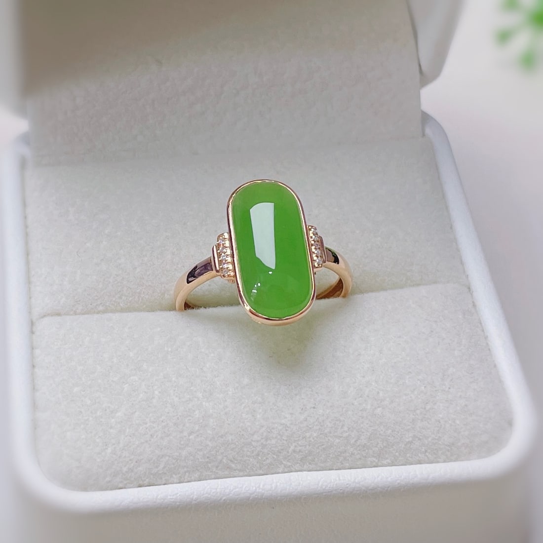 18K Gold Inlaid Hetian Jade Ring: Celebrate the natural Hetian jadeite bead necklace, paired with natural pearls, red coral, and S925 silver accessories. Uniform color, rich oiliness, excellent water, and a novel design. 1.Internation