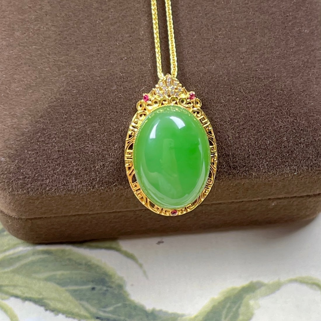 18K Gold Inlaid Hetian Jade Apple Green Pendant: 18K Gold and Tianhe Jade Apple Green Pendant with Diamonds, Bright Color, Rough Stone Size: About 13*18mm, No Negotiation, Includes S925 Silver Chain 1.International Freight: Foreign shipping charges