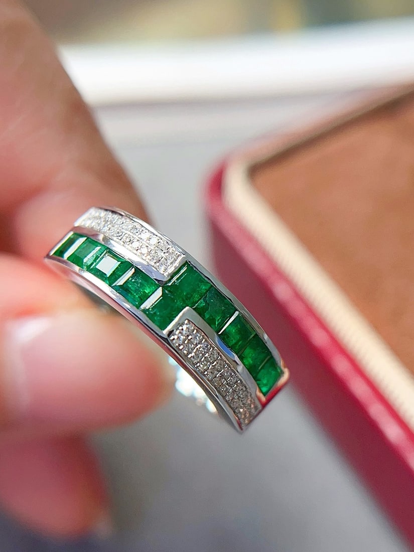 18K Gold Emerald Ring: 18k gold emerald ring, spicy green wood Zuo color, seamless setting, wide version, personalized design, main stone about 1 carat, 48 diamonds, weight 2.55 grams 1.International Freight: Foreign shippi