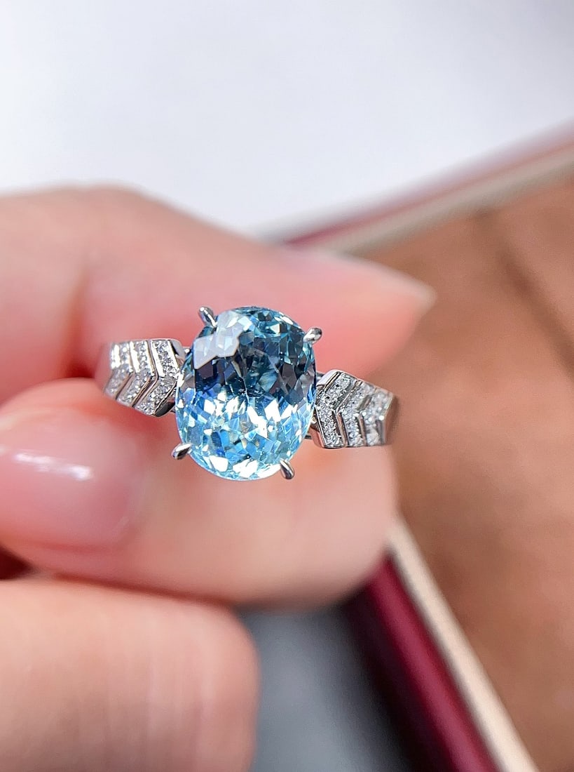 18K Gold Aquamarine Ring: 18K gold aquamarine ring, dazzling cut, bright and charming! Wide band, elegant and comfortable to wear! Main stone about 2.6 carats, 26 diamonds, weighs 2.82 grams 1.International Freight: Foreign sh