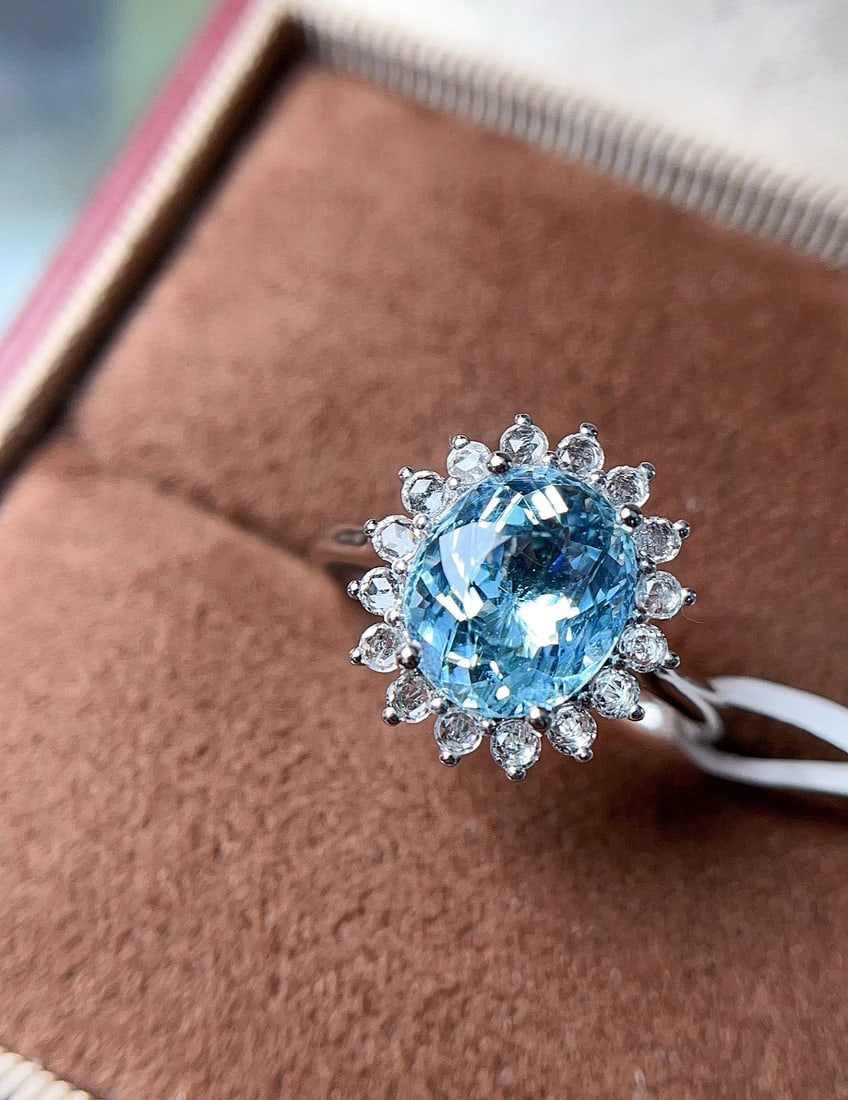 18K Gold Aquamarine Ring: 18k gold aquamarine ring, brilliant design, radiant and eye-catching~ The main stone is approximately 2.33 carats, with 16 white sapphires, weighing 2.48 grams. 1.International Freight: Foreign shippi
