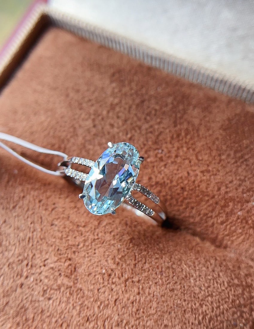 18K Gold Aquamarine Ring: 18k Gold Aquamarine Ring, pure glass body, simple and elegant ~ The main stone is about 1.8 carats, 24 white sapphires, weighing 1.68 grams 1.International Freight: Foreign shipping charges are determ