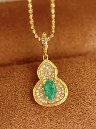 18K Natural Emerald Pendant: 18k Natural Emerald Versatile Pendant (Chain Not Included)Total Weight: 1.03 grams 250224107Main Stone: 0.4 caratsDiamonds: 46 pieces 1.International Freight: Foreign shipping charges are determined b