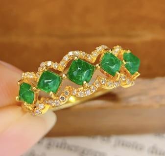 18K Gold Emerald Ring: 18k Natural Emerald RingTotal Weight: 2.41 grams 00022116Main Stone: 1.4 caratsDiamonds: 51 pieces 1.International Freight: Foreign shipping charges are determined by destination. 2.Photos,