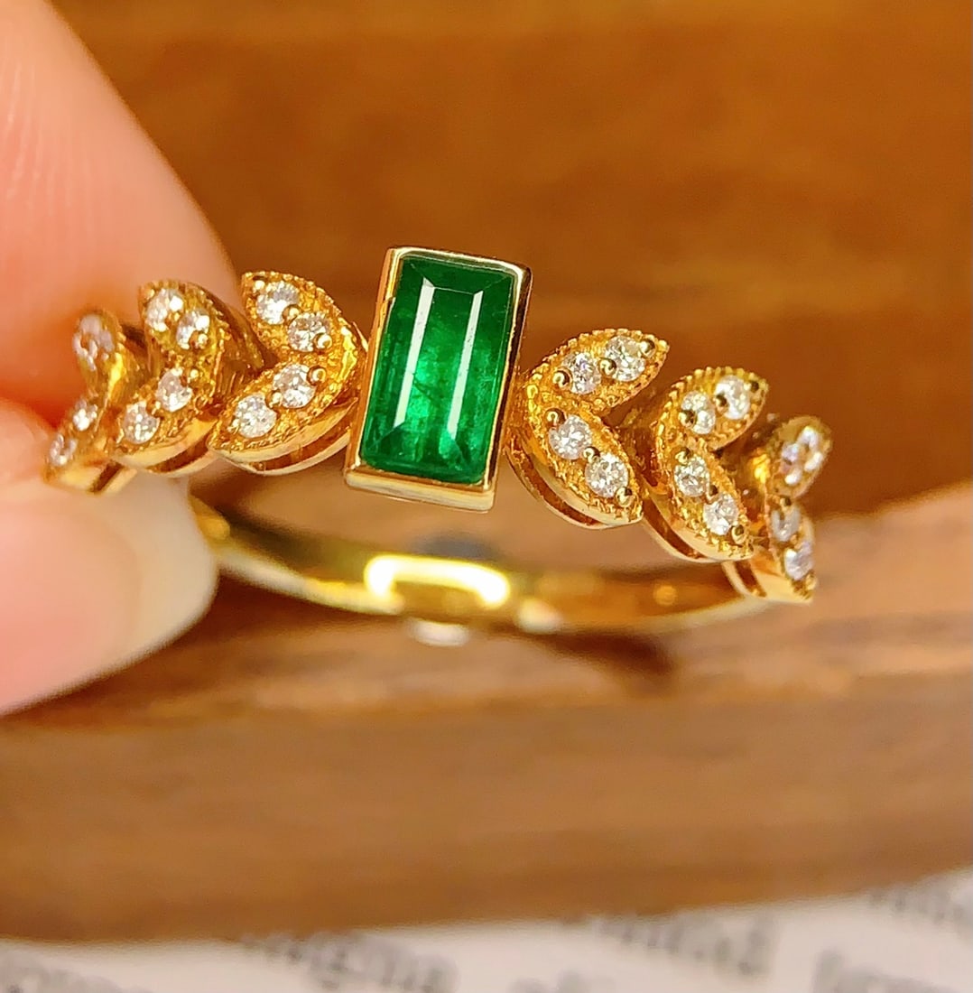 18K Gold Emerald Ring (1 of 6)