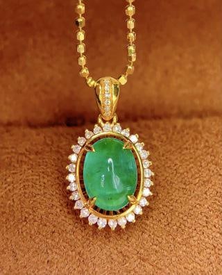 18K Natural Emerald Pendant: 18k Natural Emerald Pendant (chain not included)Total weight: 1.38 grams 00041940Main stone: 1.5 caratsDiamonds: 34 pieces 1.International Freight: Foreign shipping charges are determined by destinati