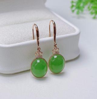 18K Gold Inlaid Hetian Jade Earrings: 18K Gold Apple Green EarringsNaked stone size: 9x11mm18K gold encrusted premium natural Hetian jade apple green oval earrings, fine texture, vibrant color, excellent water, vision 1.International