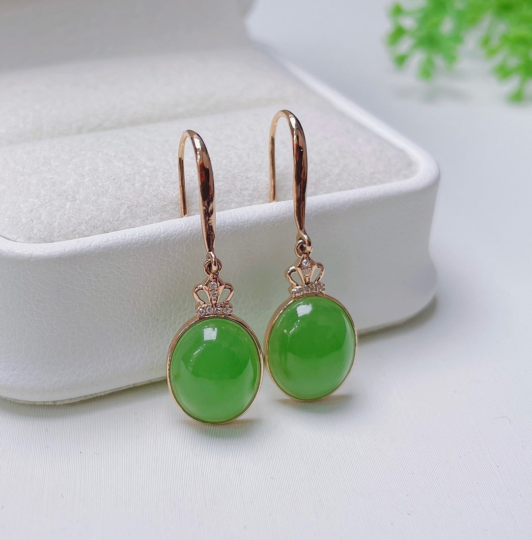 18K Gold Inlaid Hetian Jade Earrings: 18K Gold Apple Green EarringsNaked stone size: 9x11mm18K gold encrusted premium natural Hetian jade apple green oval earrings, fine texture, vibrant color, excellent water, vision 1.International Frei