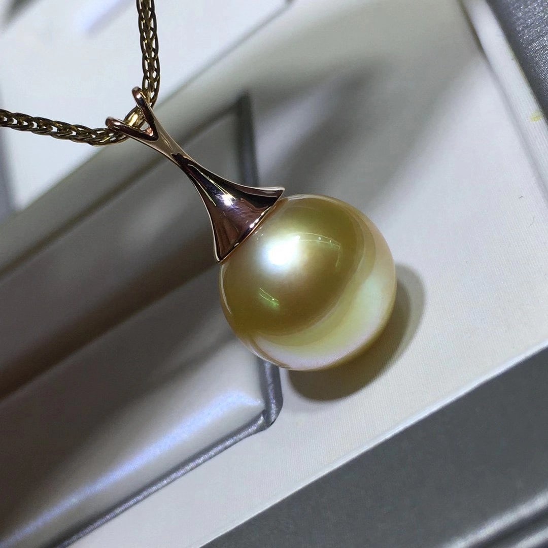 18K Gold South Sea Golden Pearl Pendant: 18k Gold High-Grade Nanyang South Sea Golden Pearl Pendant, Natural Deep Gold Color, 12-13mm Perfect Round, Extremely Bright, Flawless Front 1.International Freight: Foreign shipping charges are deter