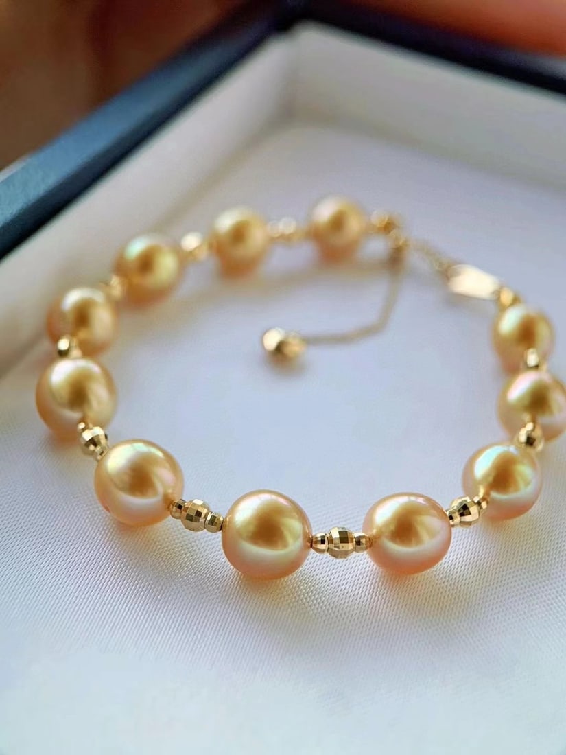 18K Gold Pearl Bracelet: Nearly round, aurora, almost flawless, all 18k gold accessoriesEquipped with a 18k imported pull-out extension chain for easy wearAdds a touch of personality to the warm gold beadsThe basic bracelet i