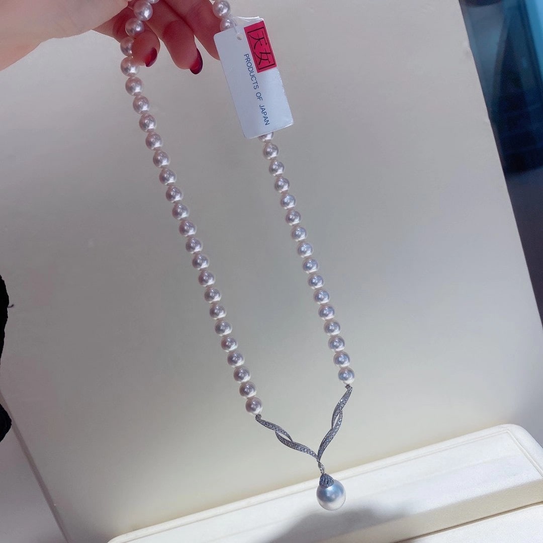 Natural pearl necklace (1 of 8)