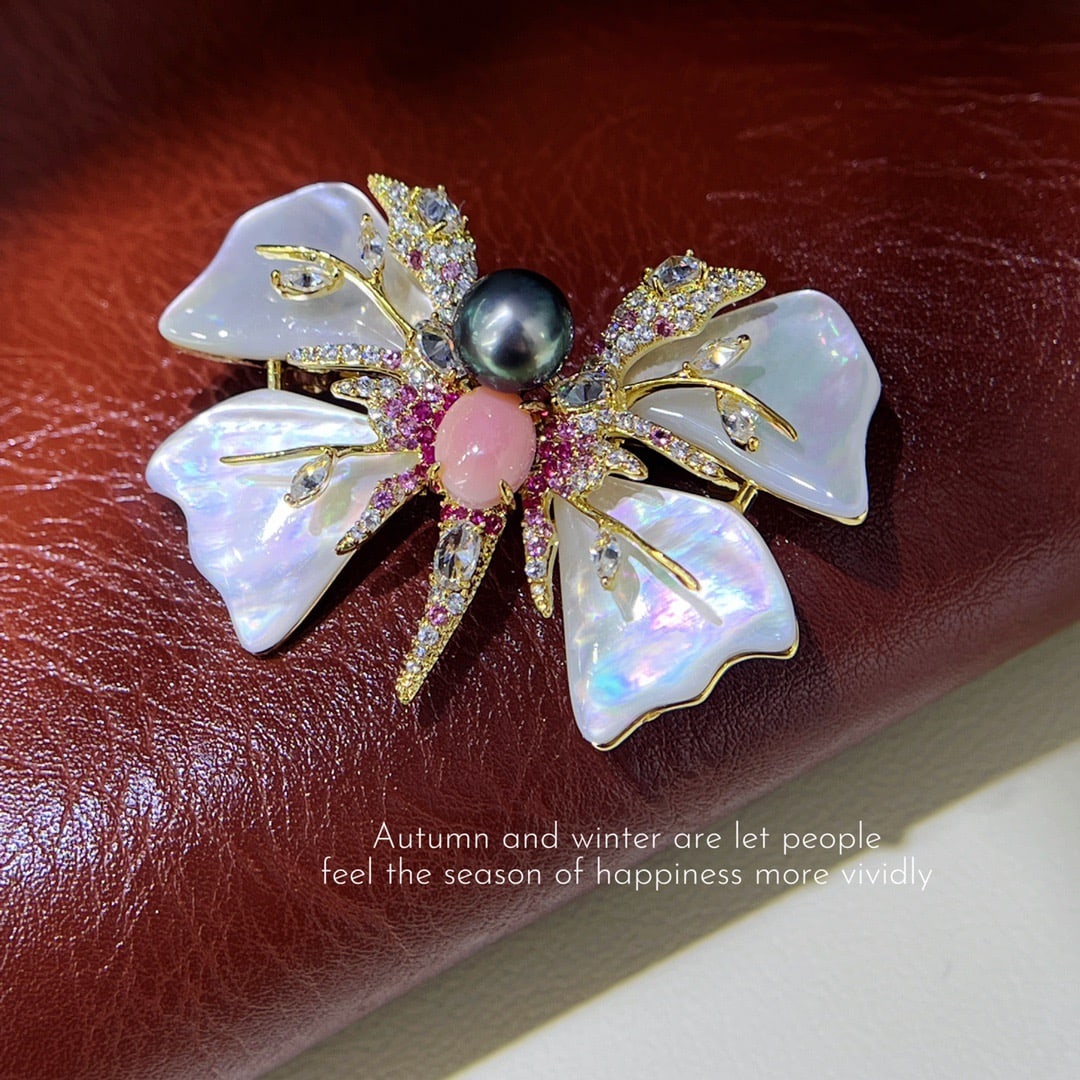 Natural Pink Shell and Tahitian Black Pearl Brooch: Butterfly lands on the shoulder, pearl light swayingThe tenderness of mother-of-pearl, the luster of pearlsAre hidden in this vibrant movement of the exquisite natural pearl broochNatural pink mother-