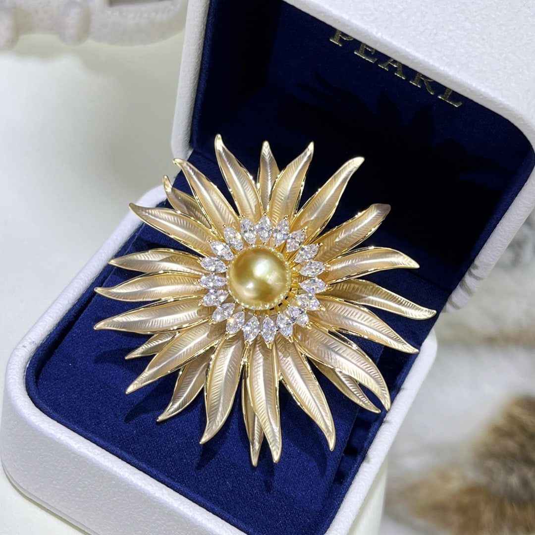Freshwater Pearl Brooch: This brooch is the first warmth of autumn and winter, pinned on the collar: matching the coat is brightness in steadiness, pairing with the sweater is sharpness in tenderness, like carrying a small pi