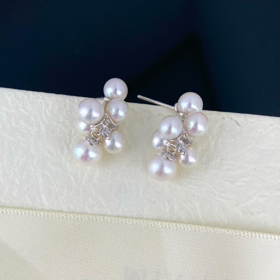 Sterling Silver Natural Freshwater Pearl Earrings: Fine Silver Inlay with 5-7mm Natural Freshwater Pearls 1.International Freight: Foreign shipping charges are determined by destination. 2.Photos, descriptions and valuations have been meticulously pre