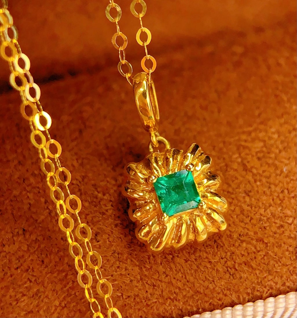 18K Gold Natural Emerald Pendant: 18K Gold Natural Emerald Pendant.18K Gold Natural Emerald Collar Chain Total Weight: 1.37 grams 250219023Main Stone: 0.3 caratsDiamonds: 0 pieces 1.International Freight: Foreign shipping charges are