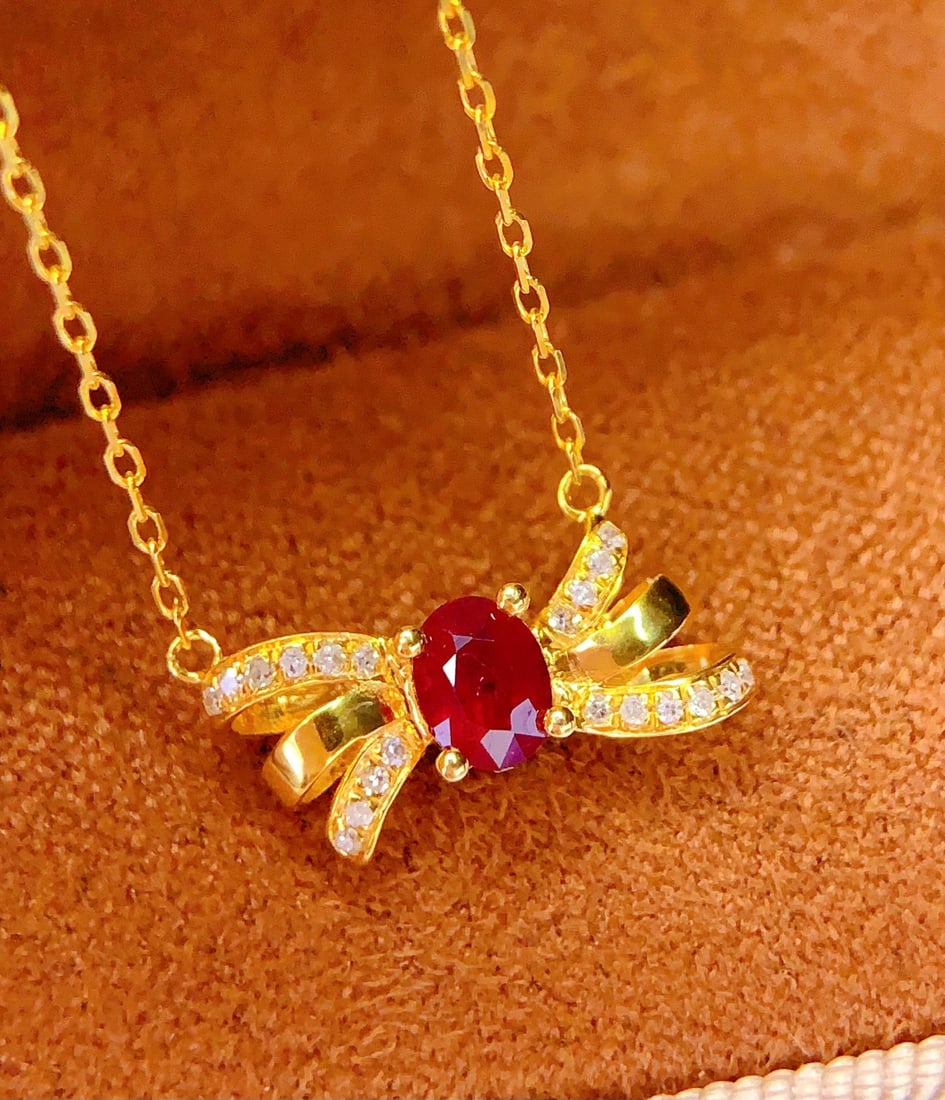 18K Gold Ruby Clavicle Chain: 18K Gold Ruby Collar Necklace Total Weight: 1.78 grams 240502050Main Stone: 0.4 caratsDiamonds: 22 pieces 1.International Freight: Foreign shipping charges are determined by destination. 2.Photos, des