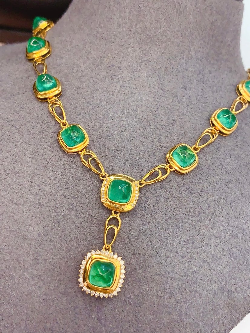 18K Gold Natural Emerald Necklace: 18K Gold Natural Emerald Necklace Total Weight: 10.23 gramsMain Stone: 12.26 caratsDiamonds: 49 pieces 1.International Freight: Foreign shipping charges are determined by destination. 2.Photos, descri