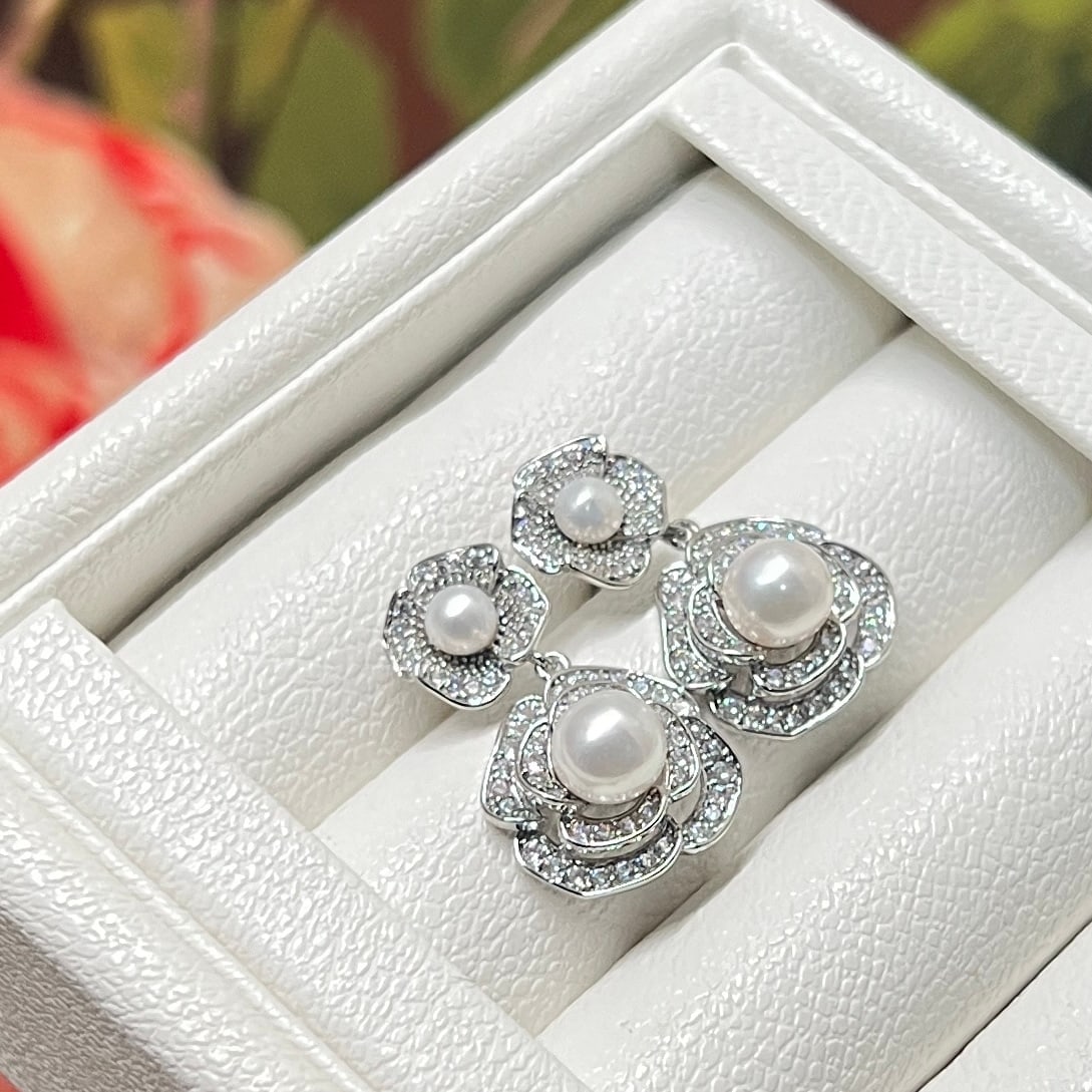 14K Gold Freshwater Pearl Earrings: Exquisite camellia earrings with a brand new double pearl design, very elegant, simply beautiful, 4-7MM high-quality natural freshwater pearls 1.International Freight: Foreign shipping charges are det