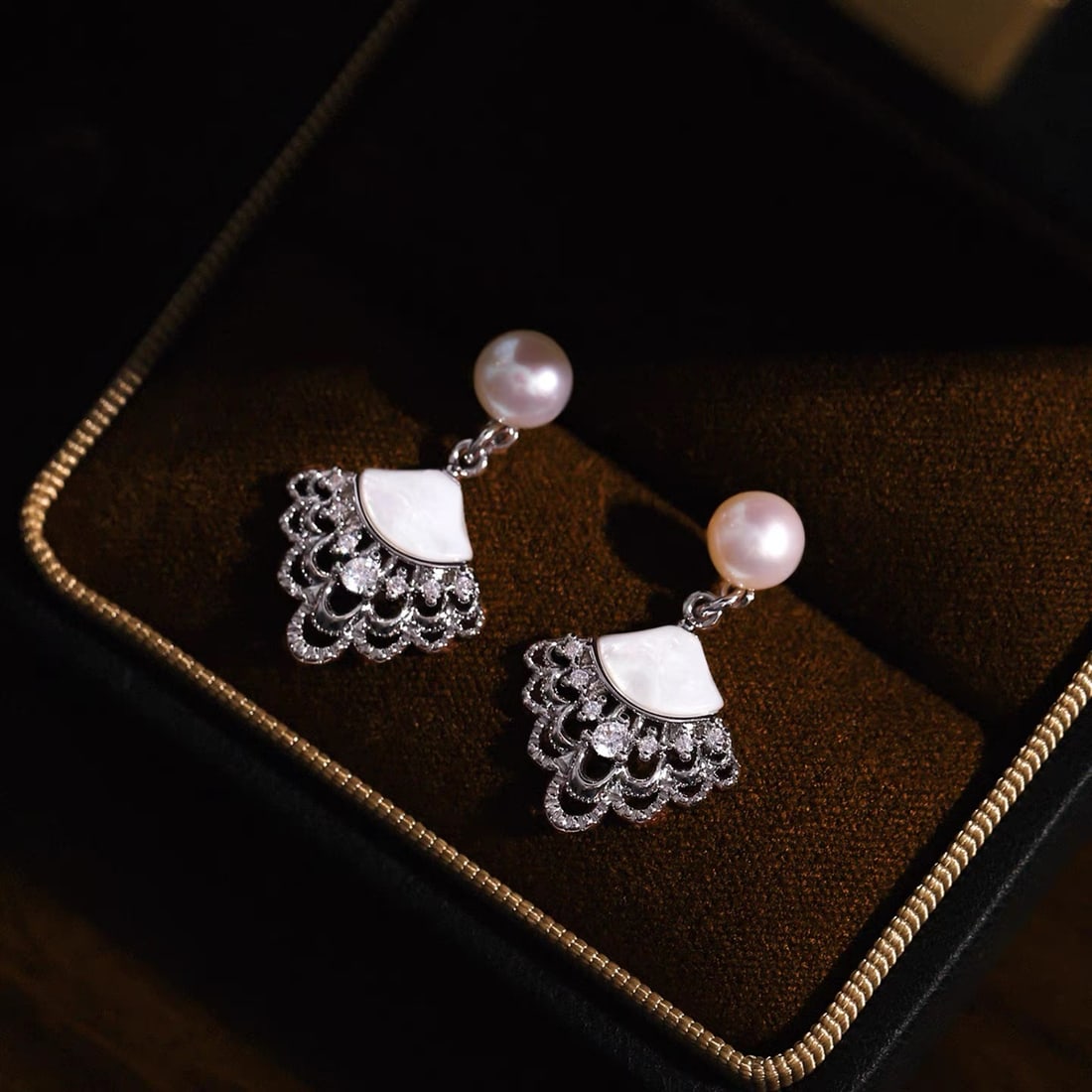 S925 Sterling Silver Mother-of-Pearl Earrings: New vintage palace fan-shaped lace mother-of-pearl earrings, featuring a classical beauty fan design by a major brand. The unique shape is approximately 7mm with natural freshwater pearls, incorporati