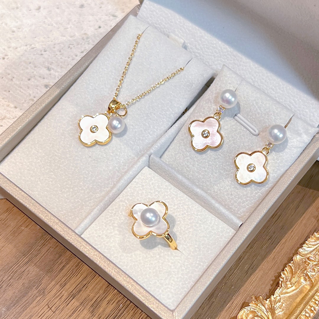 Shell Clover Set: Brand new seashell four-leaf clover set, all embedded with high-quality sea shells, the texture is very beautiful, natural high-quality freshwater pearls 1.International Freight: Foreign shipping char