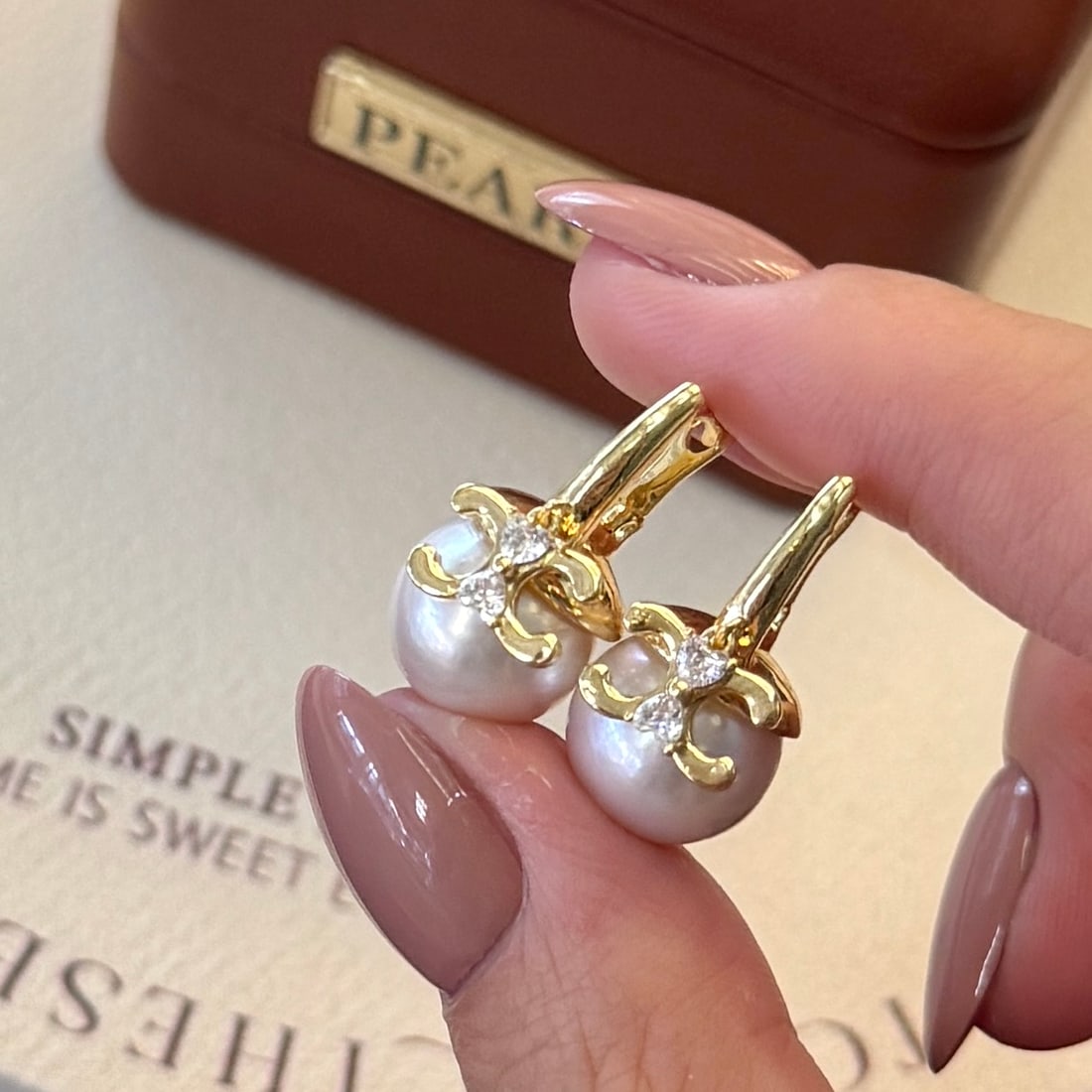 14K Gold Natural Freshwater Pearl Earrings: Chic ear clasp, brand aura, 11-12mm perfectly round natural freshwater Edison pearls with slight imperfections, exclusive 14k gold-plated new product ear clasp, noble aura 1.International Freight: For