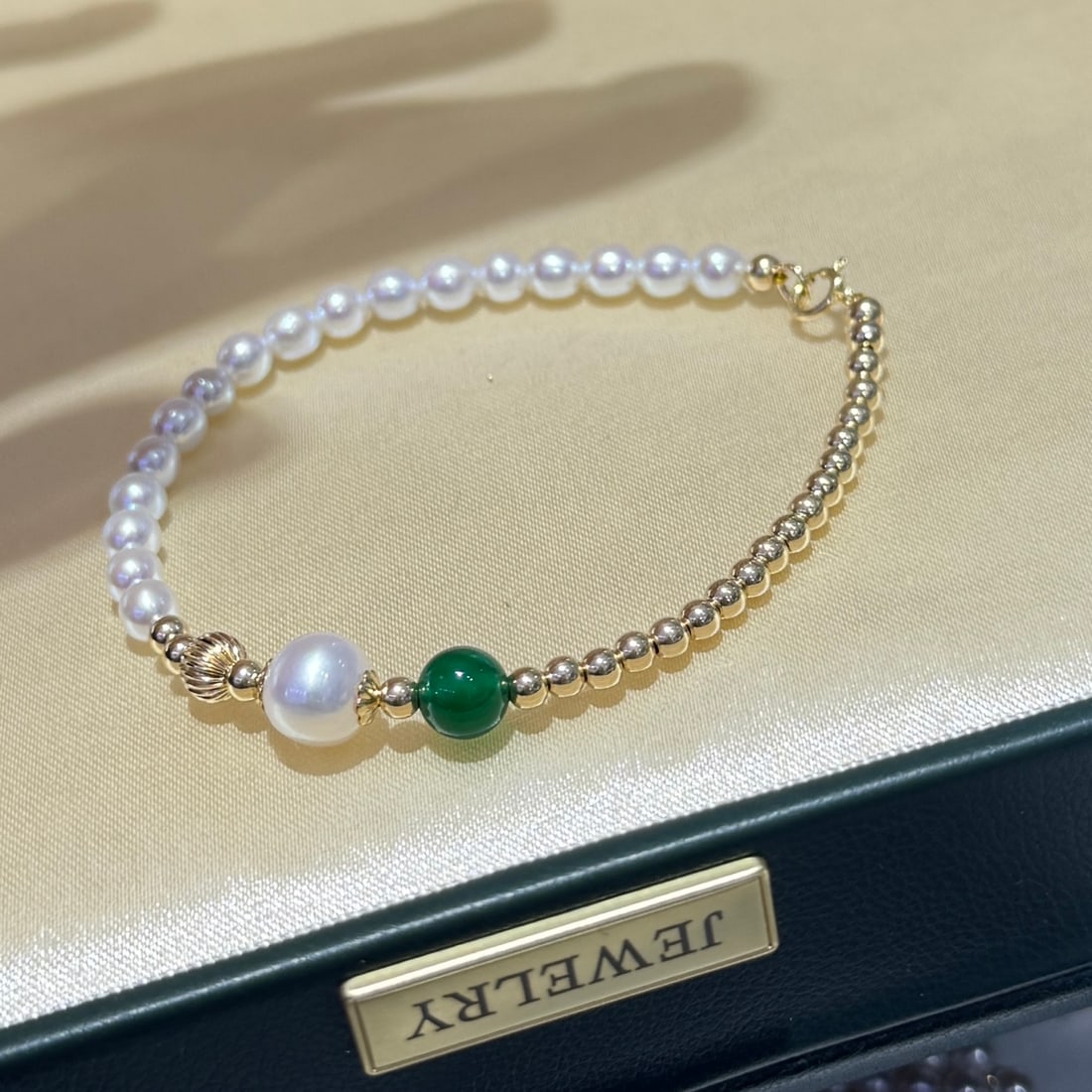 Gold-plated Green Agate Bracelet: Jadeite bracelet, crafted with 14k imported gold-plating (9k pure imported gold), the texture is unique. 4-9MM strong light almost flawless natural high-quality freshwater pearls 1.International Freig