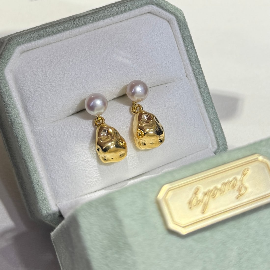 Gold Mine Pearl Earrings: Gold mine water droplet earrings, sparkling with the primal heat and purity, the fusion of earth's treasures and fashion aesthetics, possessing a small universe of gold, 5-6mm high-quality natural fre