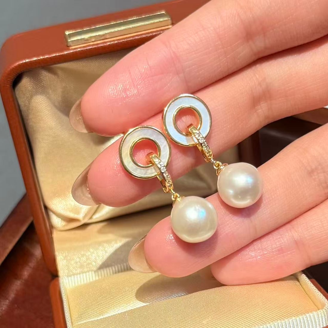 Shell Baroque Freshwater Pearl Earrings Pendant: Donut-style earrings/drop pendant, natural shell inlaid donut earrings, versatile clip-on earrings/drop pendant for multiple wearing designs, 10-11mm bright baroque freshwater pearls with minor flaws,