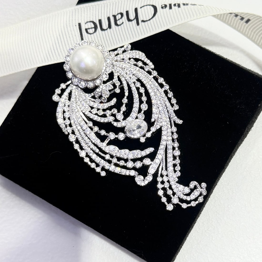 Feather Brooch: Graceful turn, fireworks peacock feather brooch, 11-12mm roundish Edison freshwater pearl with minor flaws 1.International Freight: Foreign shipping charges are determined by destination. 2.Photos, de