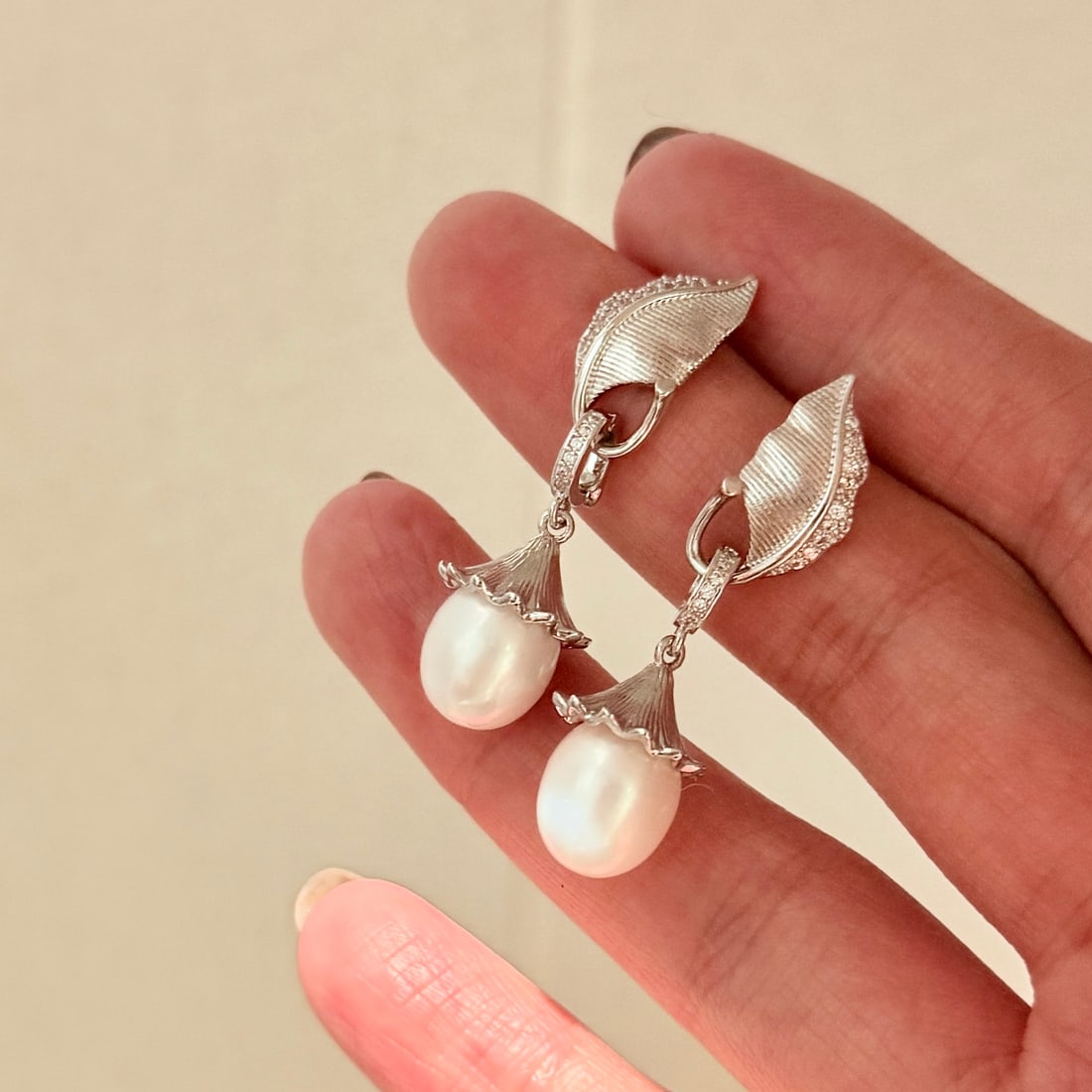 Freshwater Pearl Earrings: Multiple styles are in vogue, featuring feather sunflower earrings with 9-10mm high-luster, slightly flawed natural high-quality freshwater rice-shaped pearls. The universal clasp allows them to be de