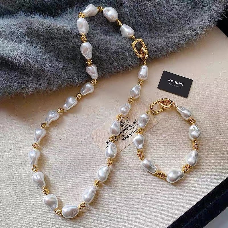 Baroque Pearl Necklace: A small-sized baroque pearl necklace, feeling a different kind of beauty. I love its free-form beauty, every pearl is unique, and every one has its own charm. Each is a natural freshwater pearl. 1.Int
