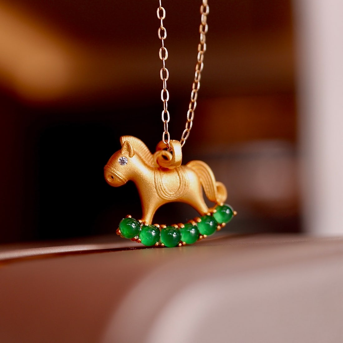 S925 Sterling Silver Horse Pendant Set with Natural Jade: Natural jadeite gold-plated horse pendant, set in S925 sterling silver with 18K gold plating, featuring a full green and iridescent setting. Made of superior materials, exquisitely crafted, and comes