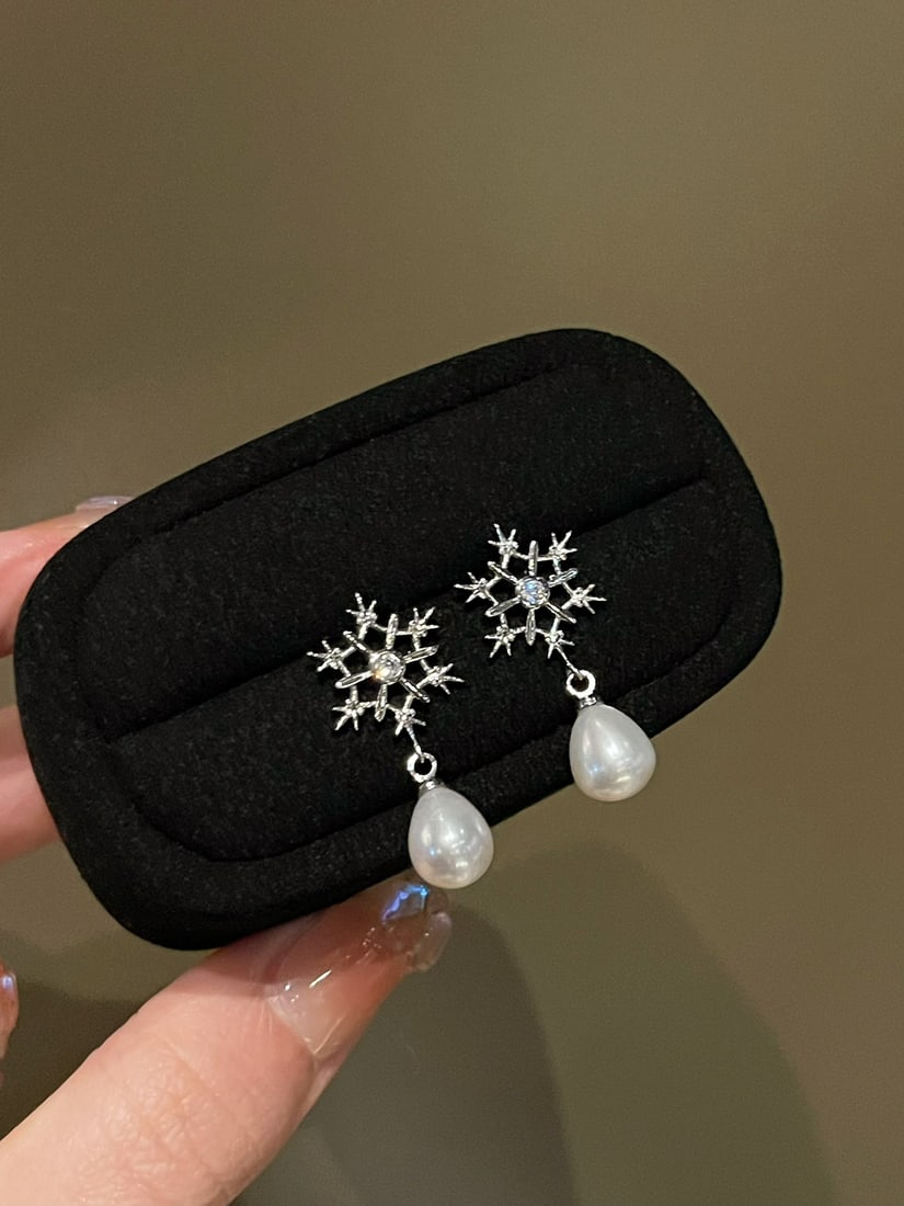 Natural Freshwater Pearl Earrings: Natural freshwater pearl earrings with a winter atmosphere, snowflake earrings, delicate and small, matching with 8mm natural freshwater pearls, recommended for daily coordination. 1.International Fre